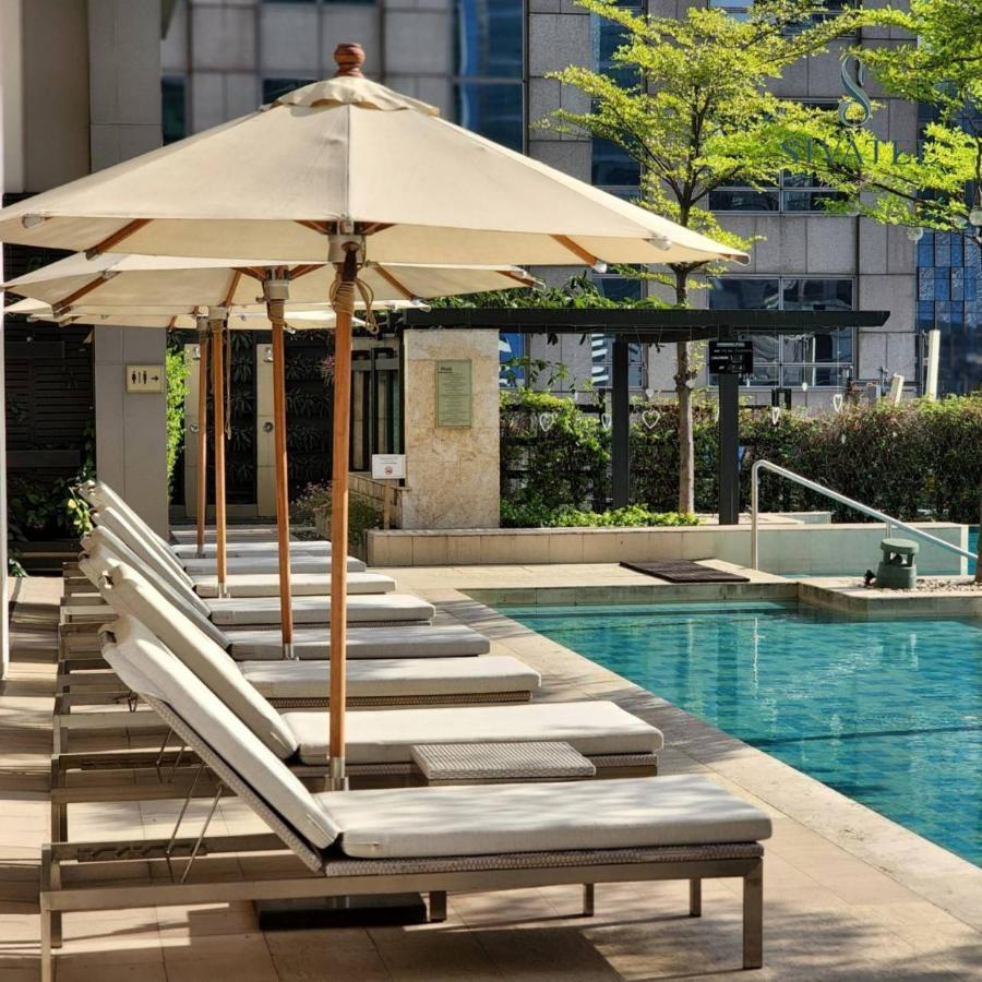 Sivatel Bangkok Hotel Exterior photo The pool at the hotel
