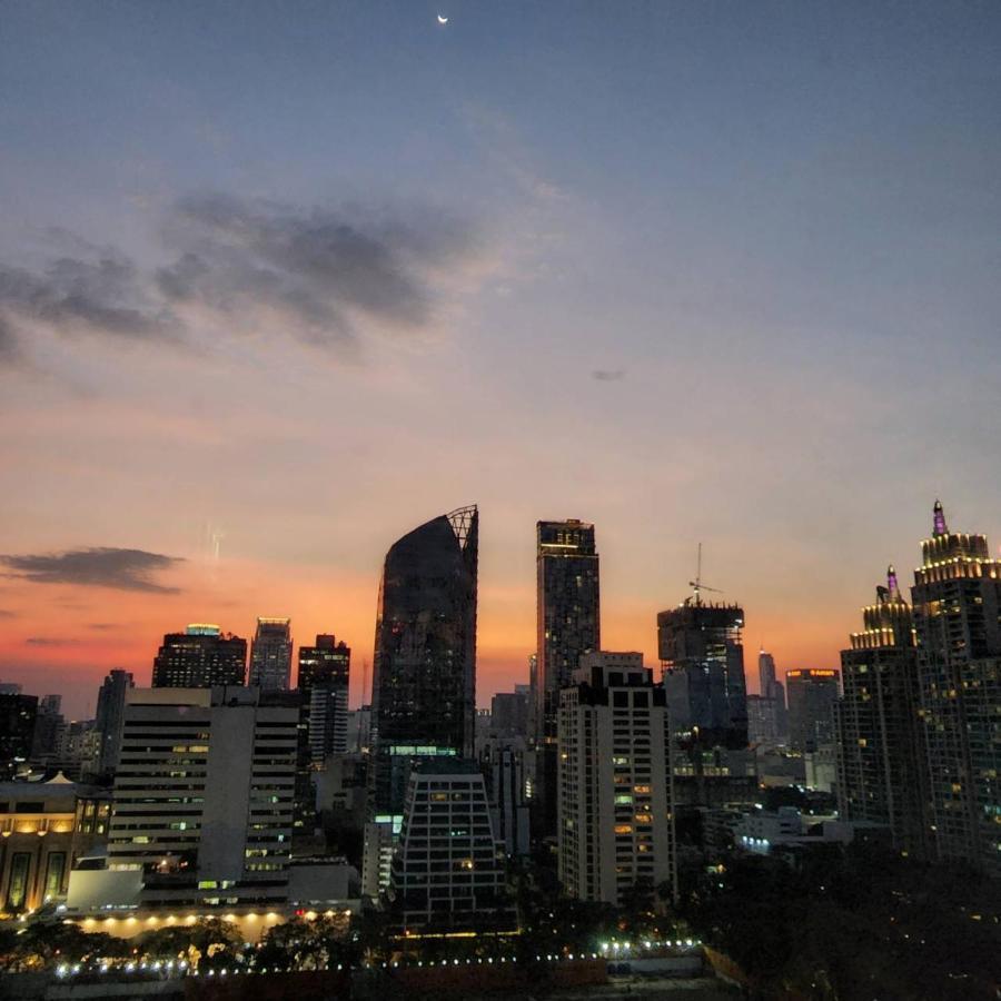 Sivatel Bangkok Hotel Exterior photo The Makati skyline at sunset