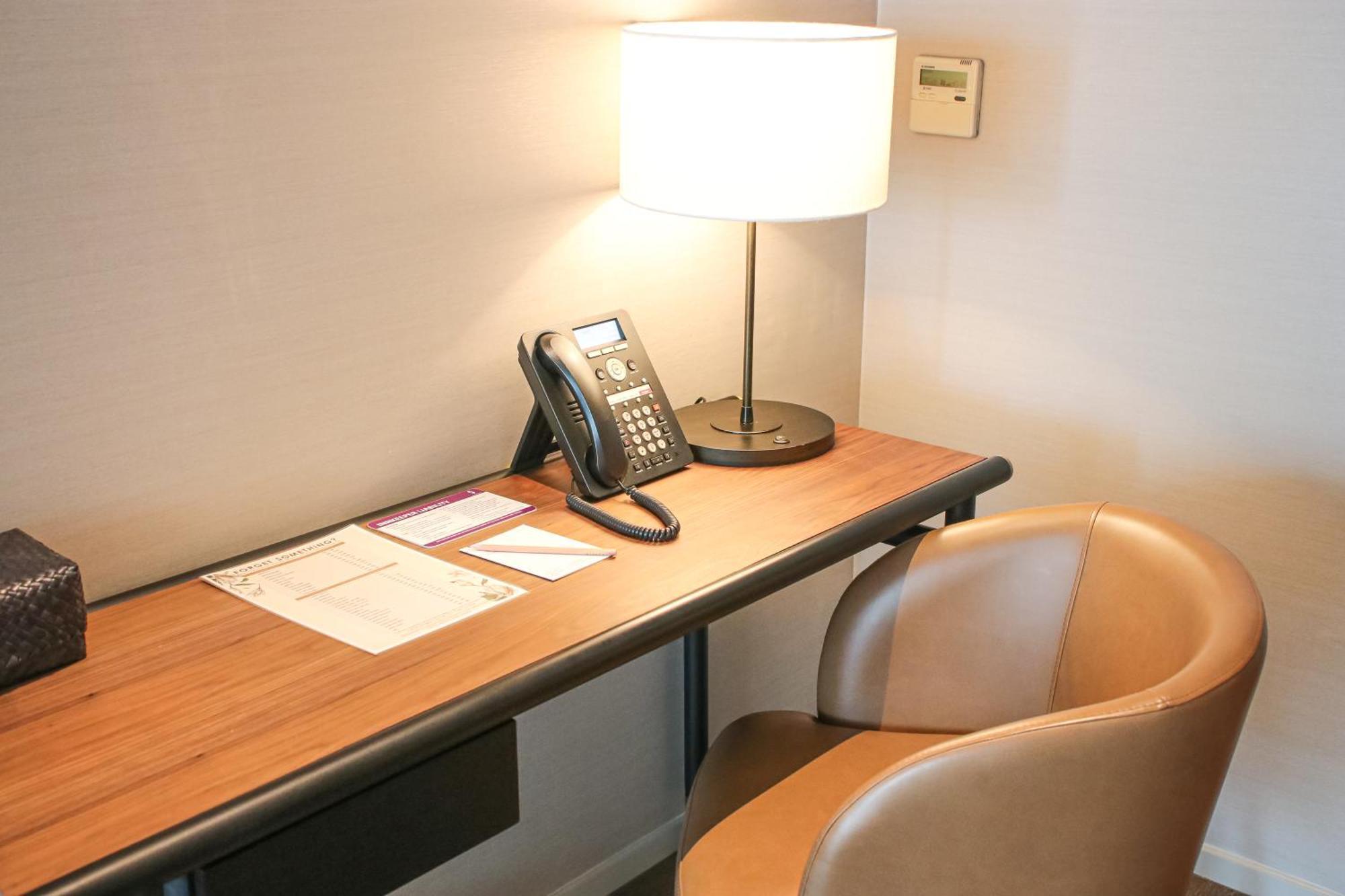 Sivatel Bangkok Hotel Exterior photo A desk with a telephone