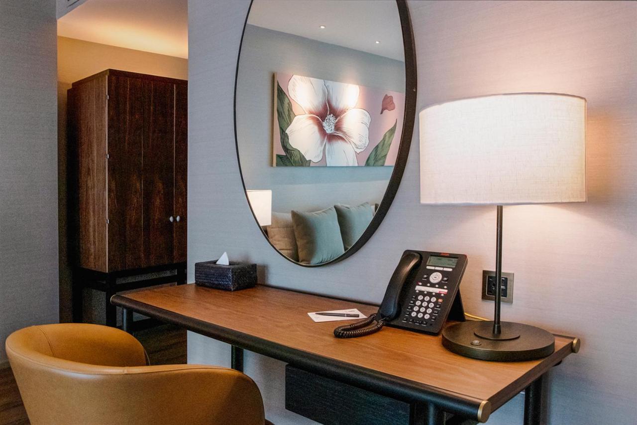 Sivatel Bangkok Hotel Exterior photo A desk with a telephone