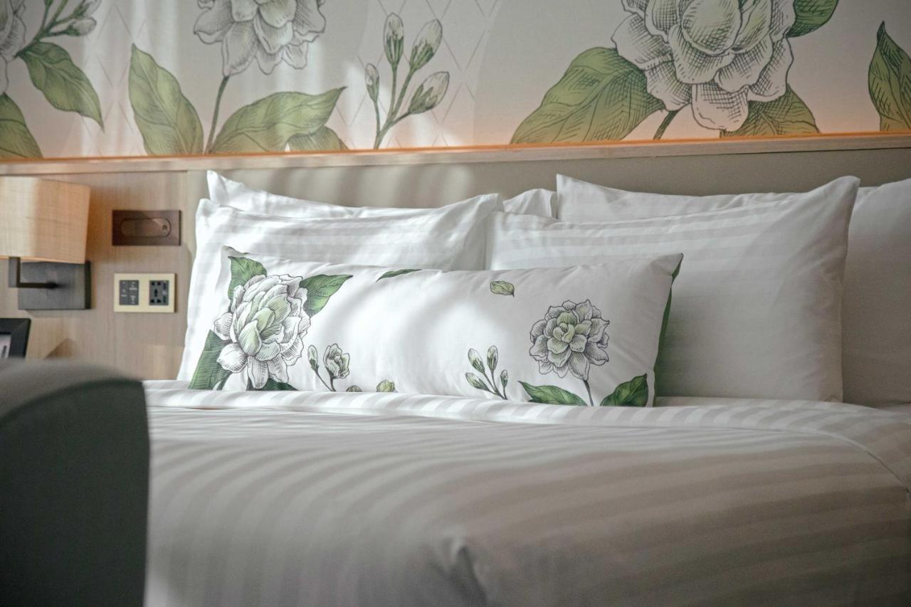 Sivatel Bangkok Hotel Exterior photo Silk pillows