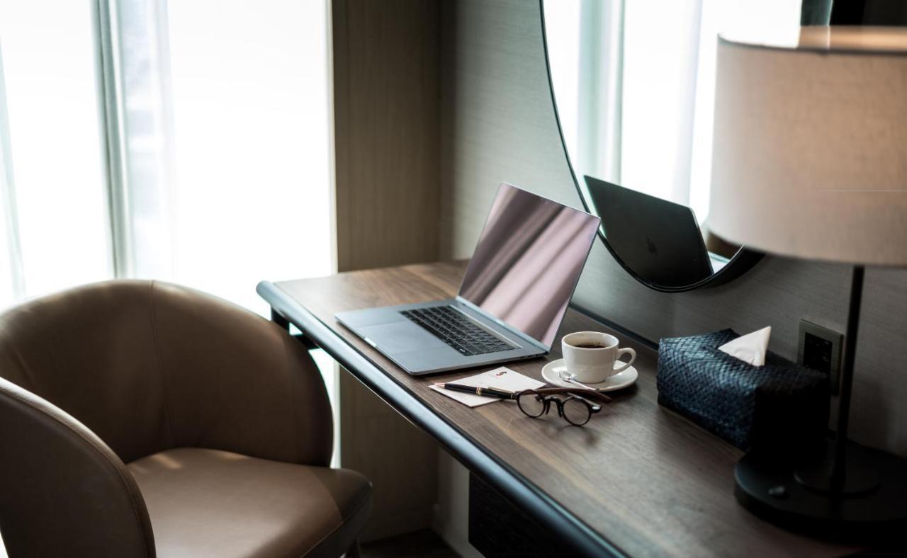 Sivatel Bangkok Hotel Exterior photo A laptop on a desk
